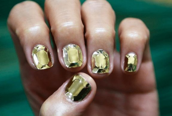 unistella gold nail2 cropped nail trends
