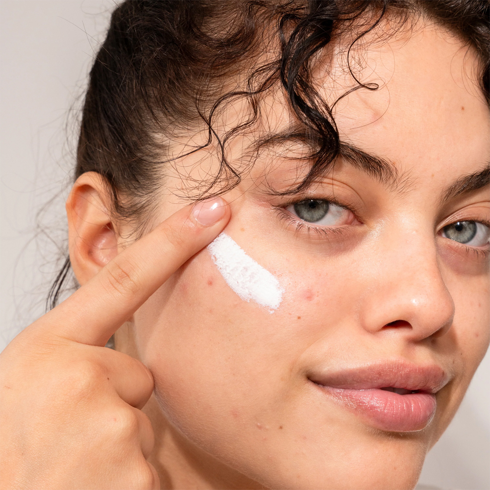 https://d3vlxf0ngetfml.cloudfront.net/compressed/blog-media/original_images/Clear-Skin-Oil-Free-Moisturizer-SPF30-04.jpg