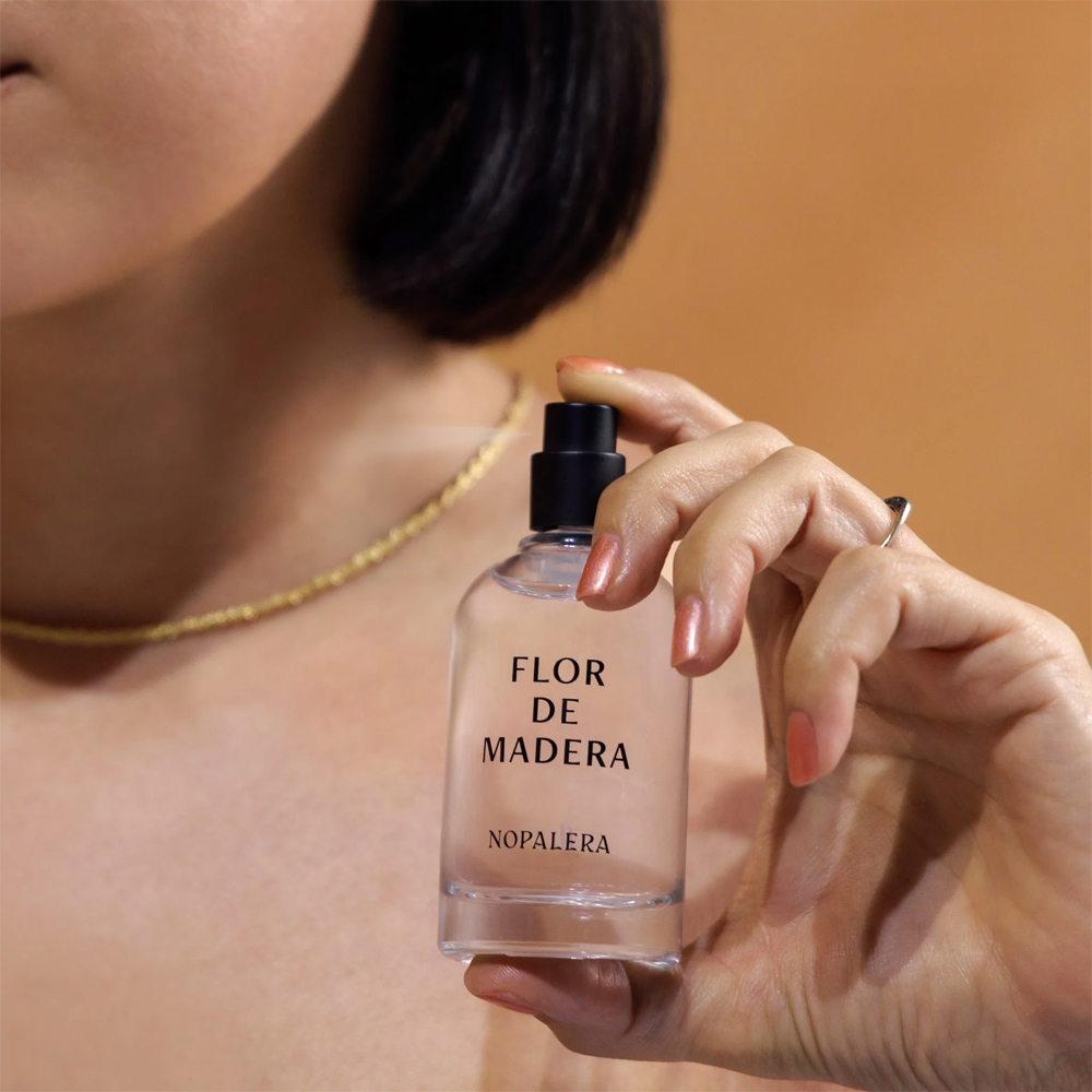 https://d3vlxf0ngetfml.cloudfront.net/compressed/blog-media/original_images/Flor-de-Madera-Eau-de-Parfum-2.jpg