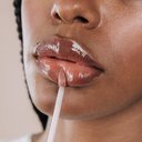 https://d3vlxf0ngetfml.cloudfront.net/compressed/blog-media/original_images/Glossy-Lip-Tint-Plumping-Tinted-Lip-Oil-03_w128.jpg