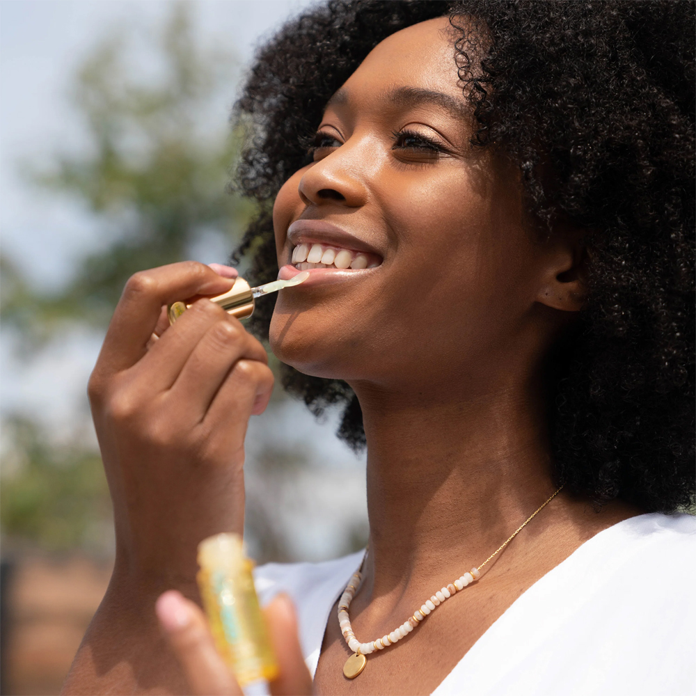 https://d3vlxf0ngetfml.cloudfront.net/compressed/blog-media/original_images/LipLux-Hydrating-Lip-Oil-SPF30-03.jpg