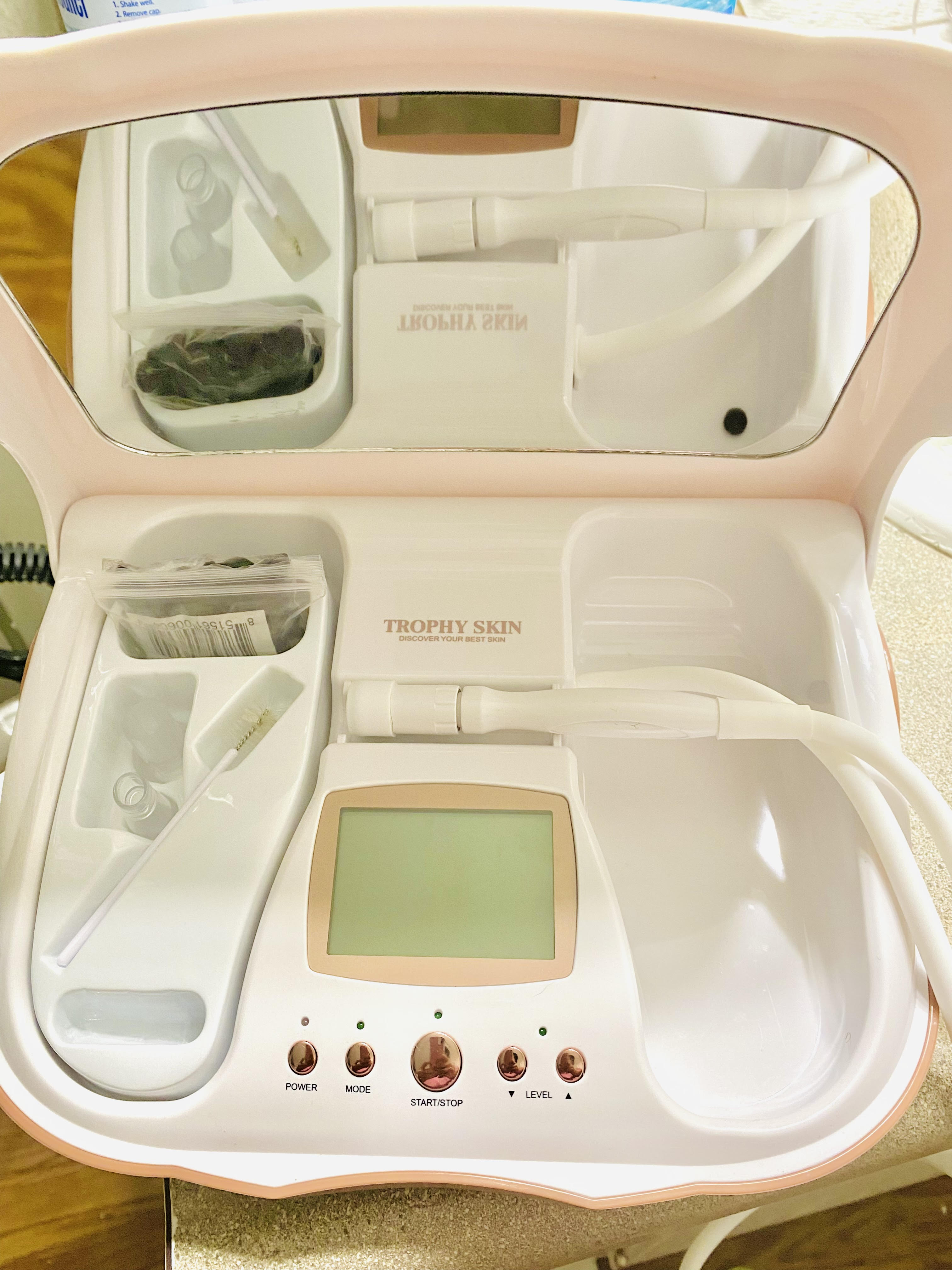 【未開封】美顔器 Trophy Skin MicrodermMD Trophy Skin MicrodermMD - At Home Microdermabrasion Kit Anti